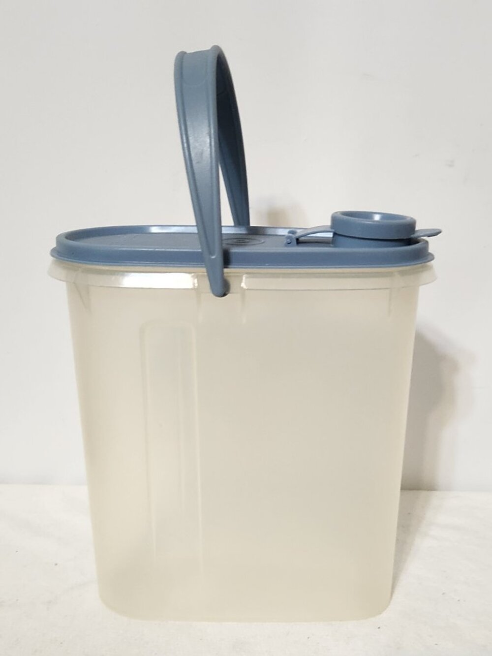 VTG Tupperware 2 QT 587 Beverage Buddy Pitcher With Blue Lid 588 & Handle 593